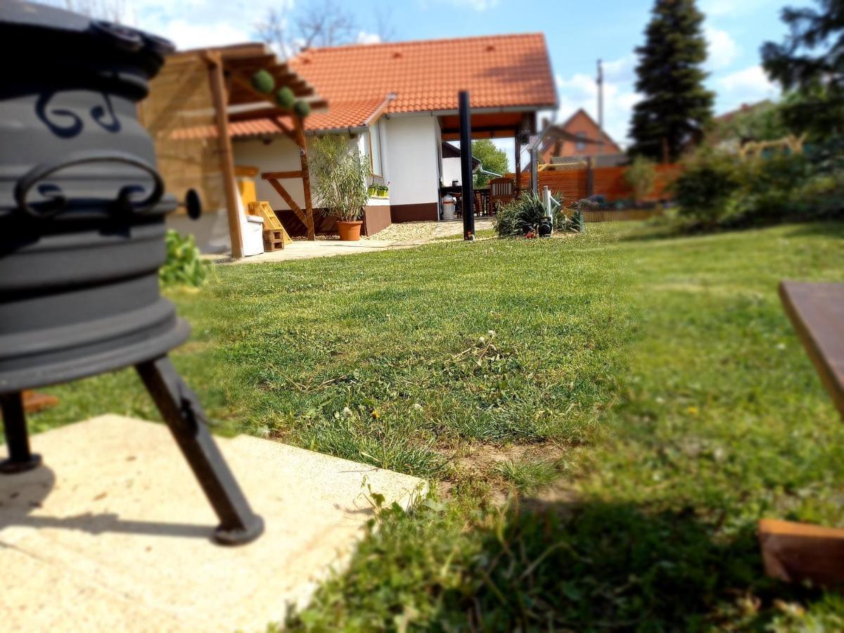 Villa Idill Ueduelohaz Tiszafüred Exterior foto